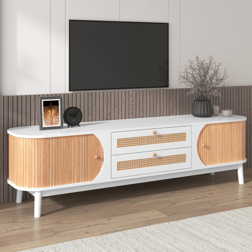 TV-Schrank im natürlichen Landhausstil