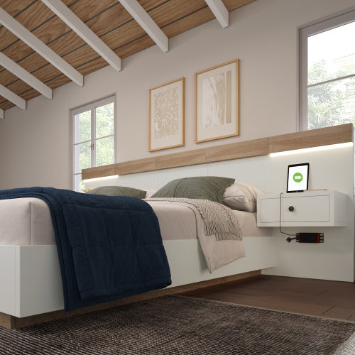 Doppelbett mit LED-Nachttischen